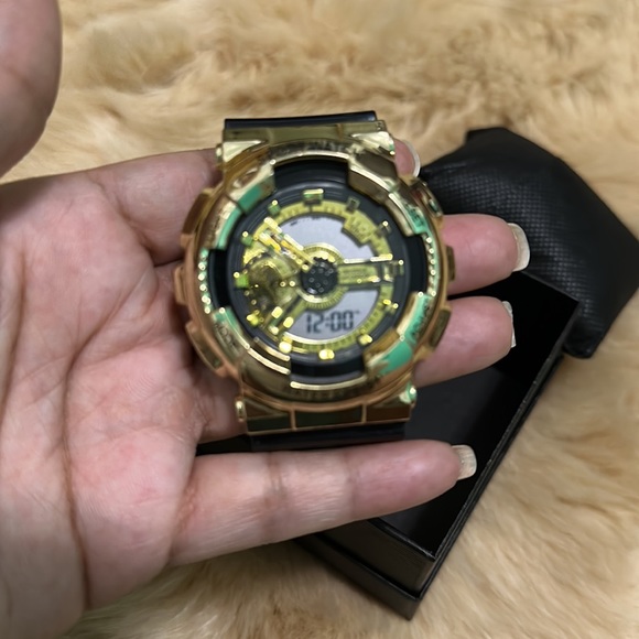 Men’s Black and Goldtone Sporty Watch - Picture 3 of 6